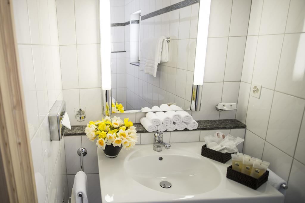 Hotel Weiss Kreuz Malans Bagian luar foto